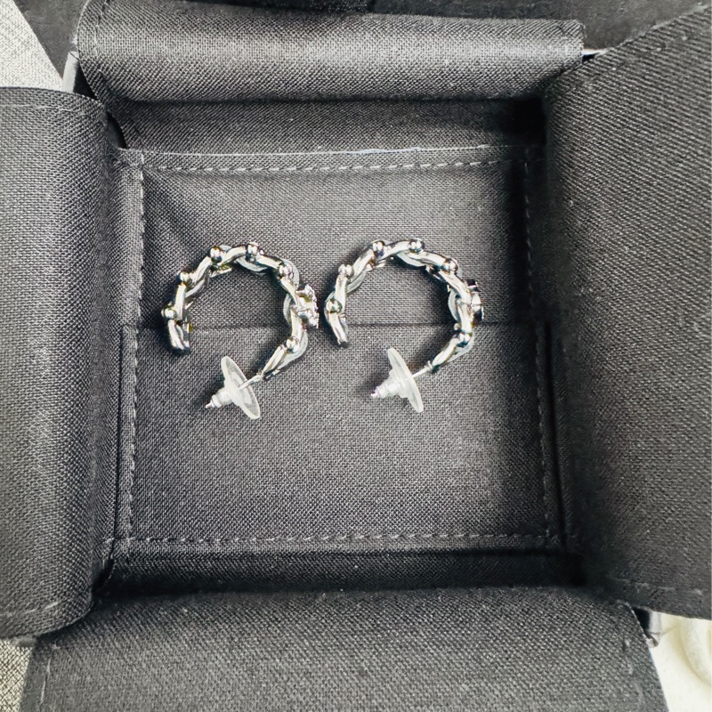 CHANEL 限量款皮革穿鍊耳環 9成9新-2