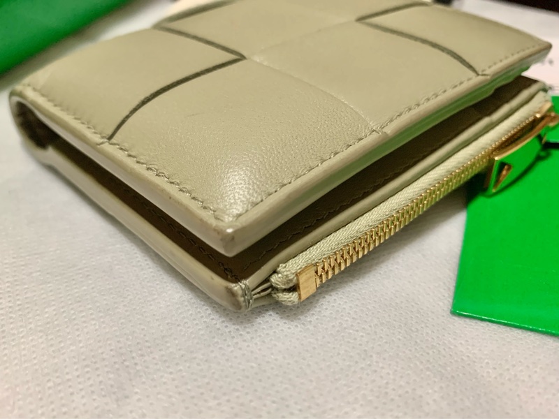 二手 保證正品 BOTTEGA VENETA 寬編織小羊皮革 金色拉鍊零錢短夾 草灰綠 限量色 BV-5