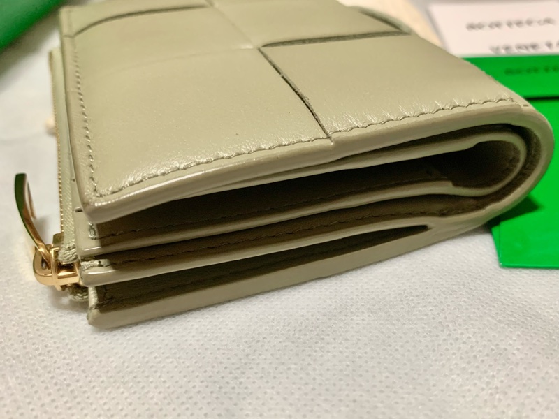 二手 保證正品 BOTTEGA VENETA 寬編織小羊皮革 金色拉鍊零錢短夾 草灰綠 限量色 BV-6