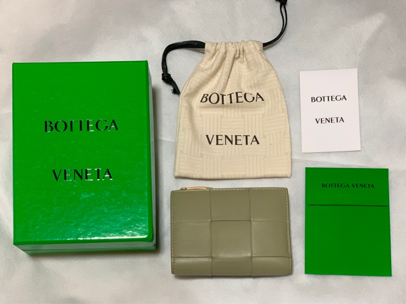 二手 保證正品 BOTTEGA VENETA 寬編織小羊皮革 金色拉鍊零錢短夾 草灰綠 限量色 BV-7