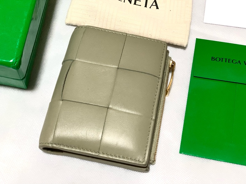 二手 保證正品 BOTTEGA VENETA 寬編織小羊皮革 金色拉鍊零錢短夾 草灰綠 限量色 BV-8
