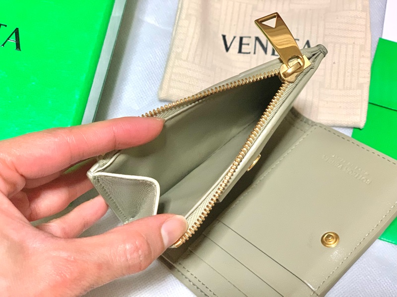 二手 保證正品 BOTTEGA VENETA 寬編織小羊皮革 金色拉鍊零錢短夾 草灰綠 限量色 BV-14