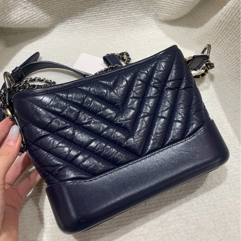 CHANEL 香奈兒流浪包小號藏藍色V紋牛皮金扣鏈條包單肩包-3