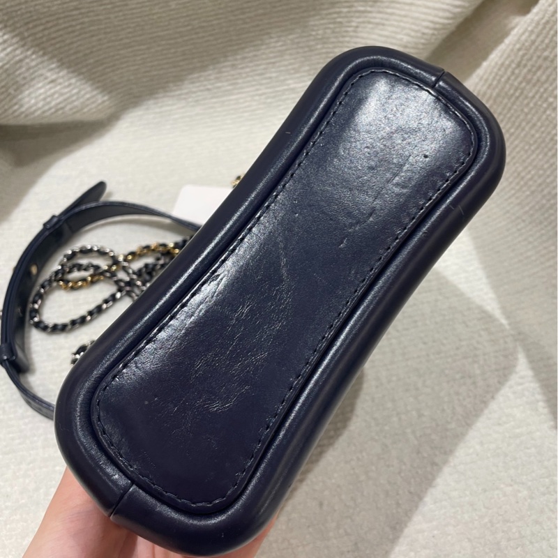 CHANEL 香奈兒流浪包小號藏藍色V紋牛皮金扣鏈條包單肩包-4