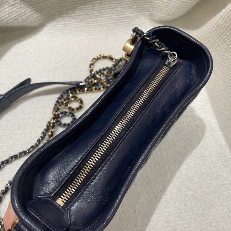 CHANEL 香奈兒流浪包小號藏藍色V紋牛皮金扣鏈條包單肩包-6