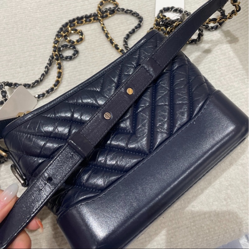CHANEL 香奈兒流浪包小號藏藍色V紋牛皮金扣鏈條包單肩包-8
