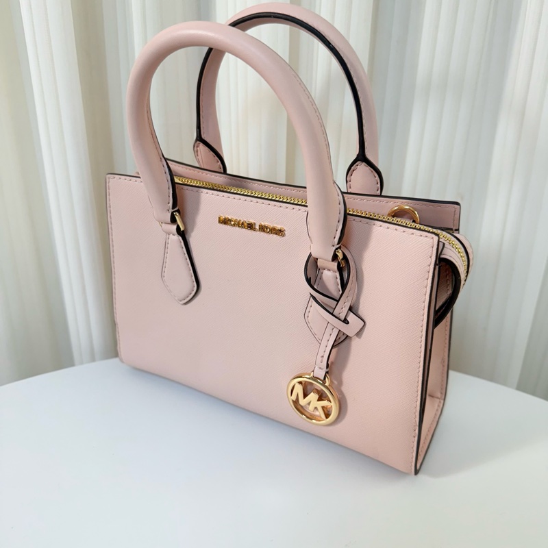 ✔ MICHAEL KORS MK SHEILA 防刮三層手提/斜背兩用包 — 小款/胭脂粉-1