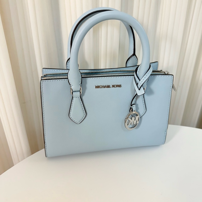 ✔ MICHAEL KORS Sheila 銀字圓標Logo防刮三層提肩兩用包(威尼斯藍) 小款-1