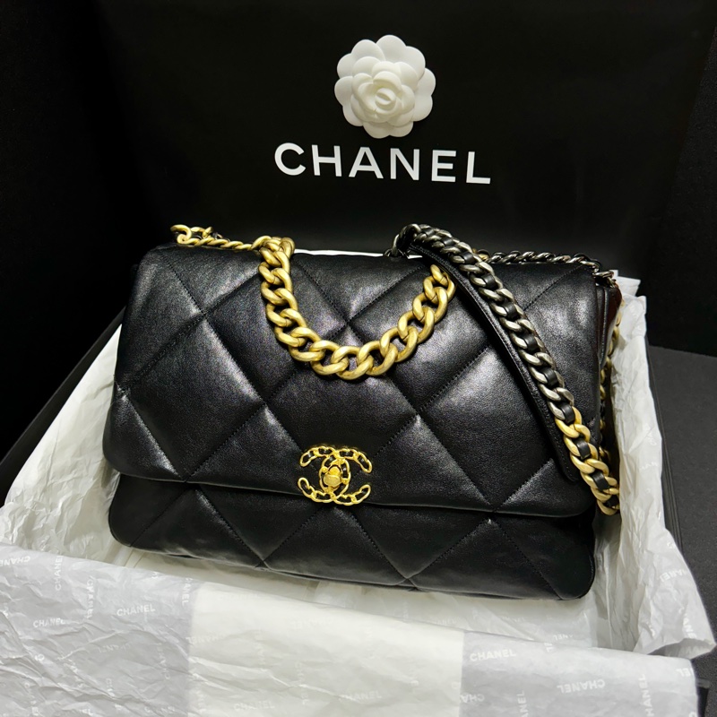 (全新品 全套配件🎁) Chanel 19 Maxi 黑金羊皮 飛機包 專櫃33萬!-0