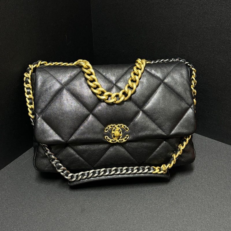 (全新品 全套配件🎁) Chanel 19 Maxi 黑金羊皮 飛機包 專櫃33萬!-5