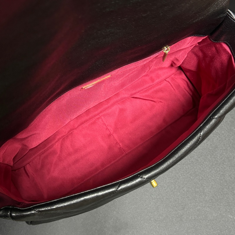 (全新品 全套配件🎁) Chanel 19 Maxi 黑金羊皮 飛機包 專櫃33萬!-8