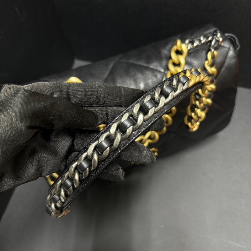 (全新品 全套配件🎁) Chanel 19 Maxi 黑金羊皮 飛機包 專櫃33萬!-10