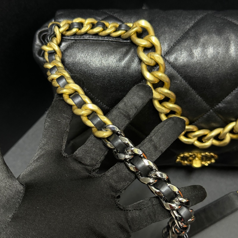 (全新品 全套配件🎁) Chanel 19 Maxi 黑金羊皮 飛機包 專櫃33萬!-11