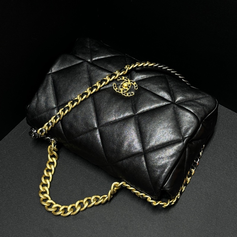 (全新品 全套配件🎁) Chanel 19 Maxi 黑金羊皮 飛機包 專櫃33萬!-13