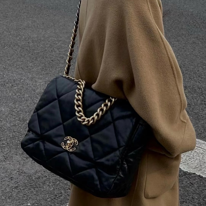 (全新品 全套配件🎁) Chanel 19 Maxi 黑金羊皮 飛機包 專櫃33萬!-17