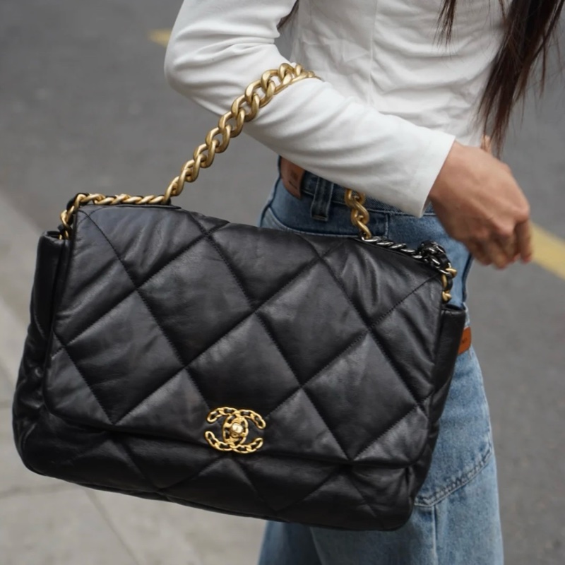 (全新品 全套配件🎁) Chanel 19 Maxi 黑金羊皮 飛機包 專櫃33萬!-22