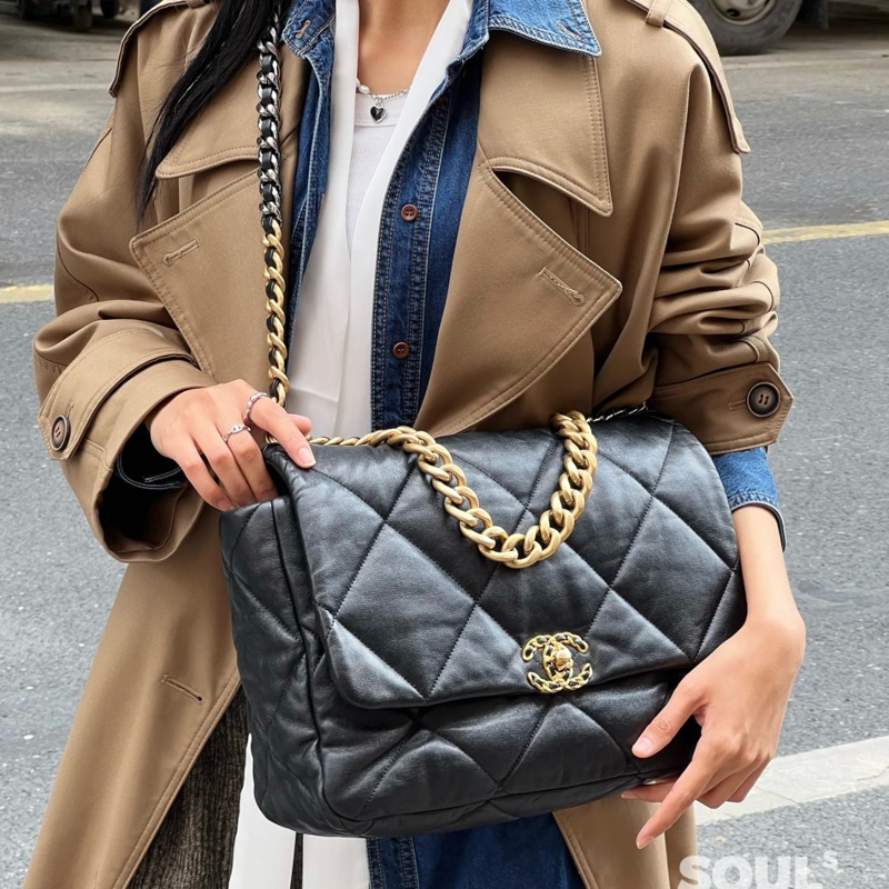 (全新品 全套配件🎁) Chanel 19 Maxi 黑金羊皮 飛機包 專櫃33萬!-24