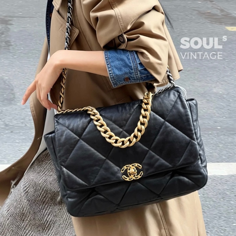 (全新品 全套配件🎁) Chanel 19 Maxi 黑金羊皮 飛機包 專櫃33萬!-26