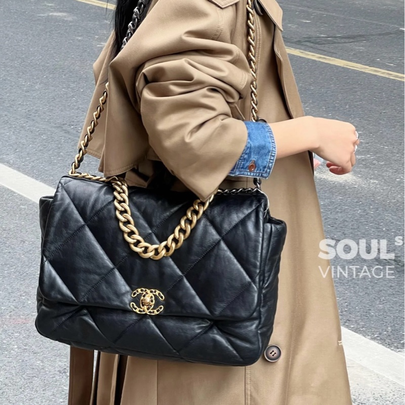 (全新品 全套配件🎁) Chanel 19 Maxi 黑金羊皮 飛機包 專櫃33萬!-27