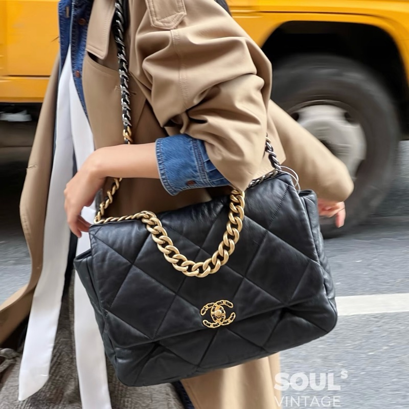 (全新品 全套配件🎁) Chanel 19 Maxi 黑金羊皮 飛機包 專櫃33萬!-29