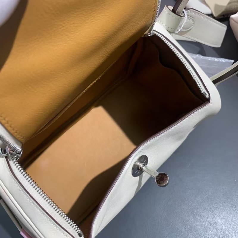 Hermes愛馬仕mini lindy奶油白swift皮內拼琥珀黃銀扣B刻-4