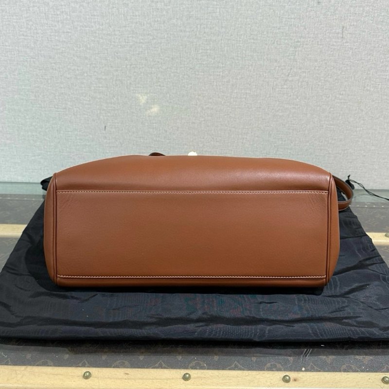 CELINE 棕色金扣 soft16中號肩背手提包 32*22*14 99新配件塵袋購證-3