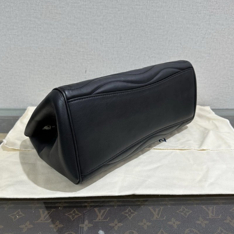 LV newwave黑金肩背斜背托特包 33*21*14 99新配件塵袋-3