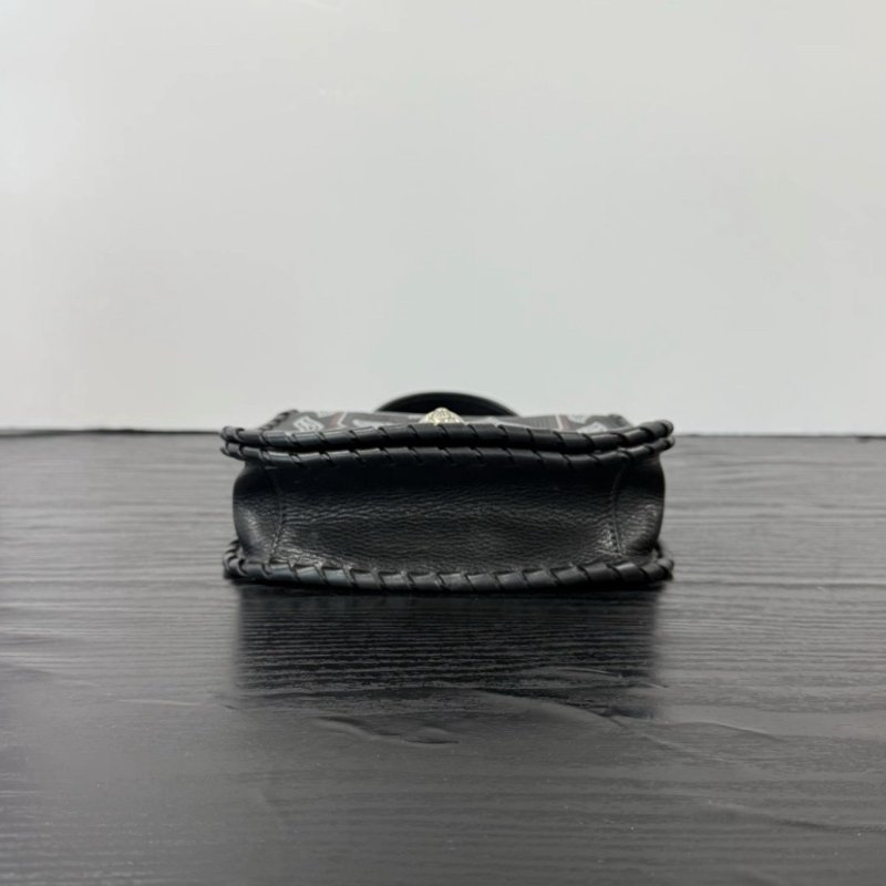 MIUMIU 黑色復古玫瑰浮雕肩背斜背包 20*15*6 98新配件塵袋-3