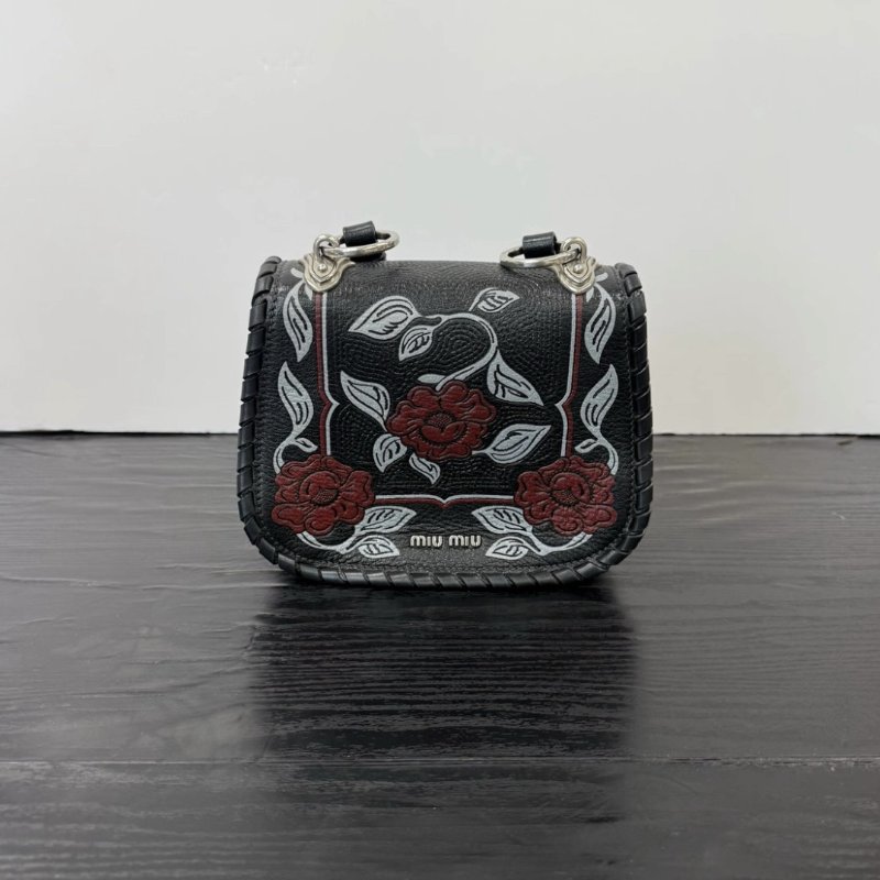 MIUMIU 黑色復古玫瑰浮雕肩背斜背包 20*15*6 98新配件塵袋-5