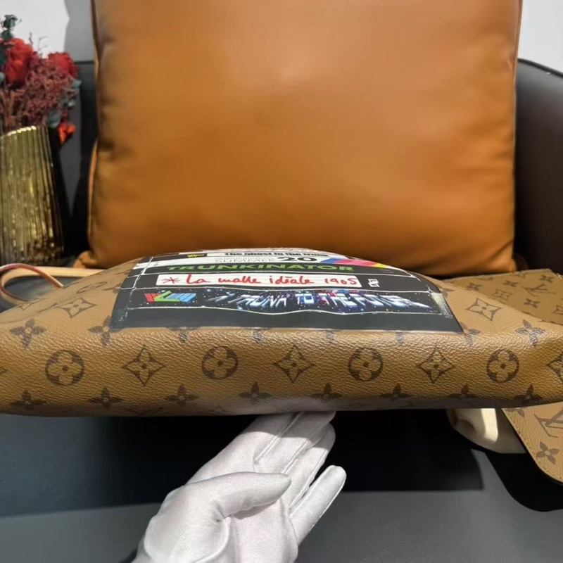 LV路易威登20SS Carry it 焦糖色子母袋 塗鴉錄像帶文藝範怎麼背都好看  容量非常大 非常實用 尺寸：35*35 ，配件塵袋小內袋-2
