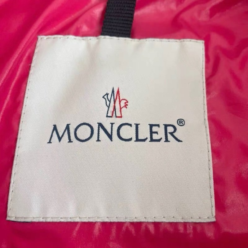 Moncler 红色絲絨短版羽絨外套1號 胸圍110，衣長 60 穿一次閒置-1