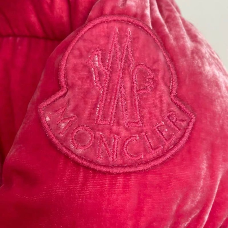 Moncler 红色絲絨短版羽絨外套1號 胸圍110，衣長 60 穿一次閒置-2