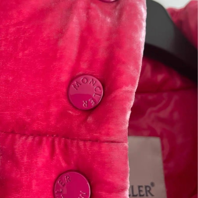Moncler 红色絲絨短版羽絨外套1號 胸圍110，衣長 60 穿一次閒置-3