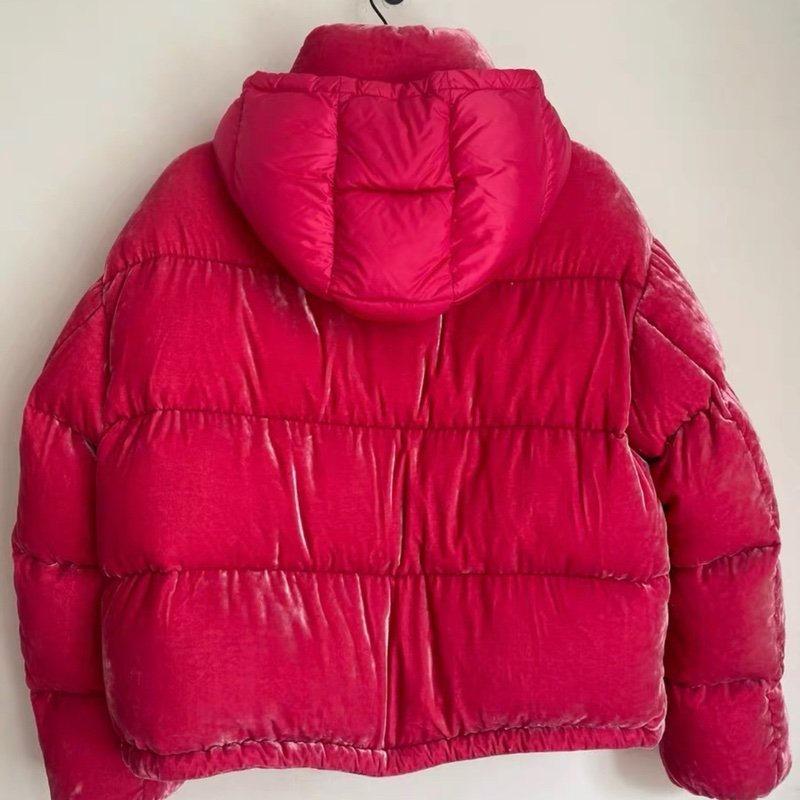 Moncler 红色絲絨短版羽絨外套1號 胸圍110，衣長 60 穿一次閒置-4