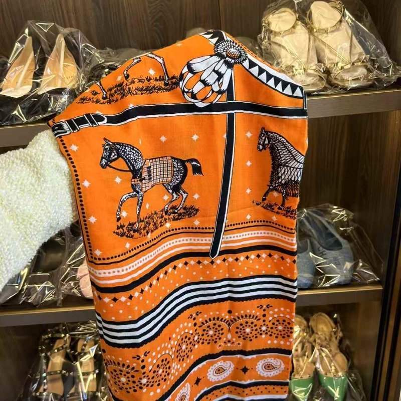 Hermès 羊絨真絲大披肩全新 尺寸140x140 配戴或裱框都好看-3