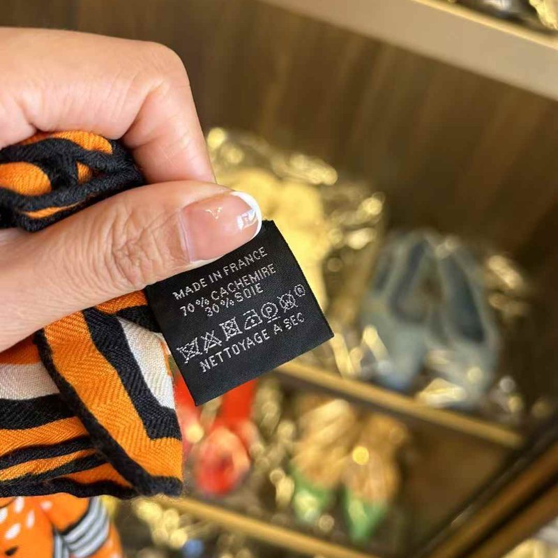 Hermès 羊絨真絲大披肩全新 尺寸140x140 配戴或裱框都好看-4