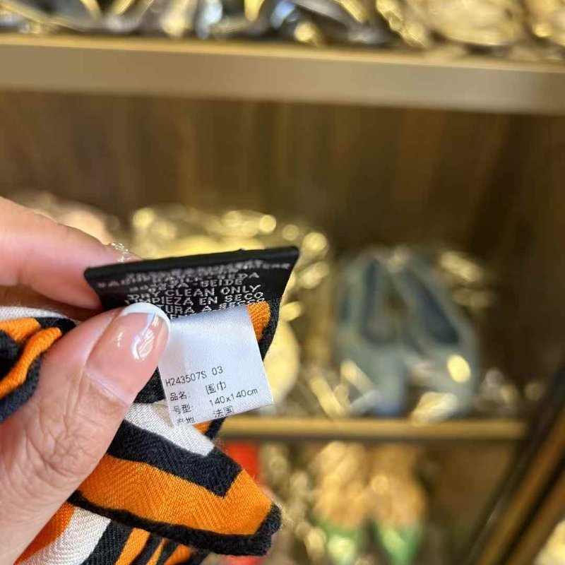 Hermès 羊絨真絲大披肩全新 尺寸140x140 配戴或裱框都好看-5