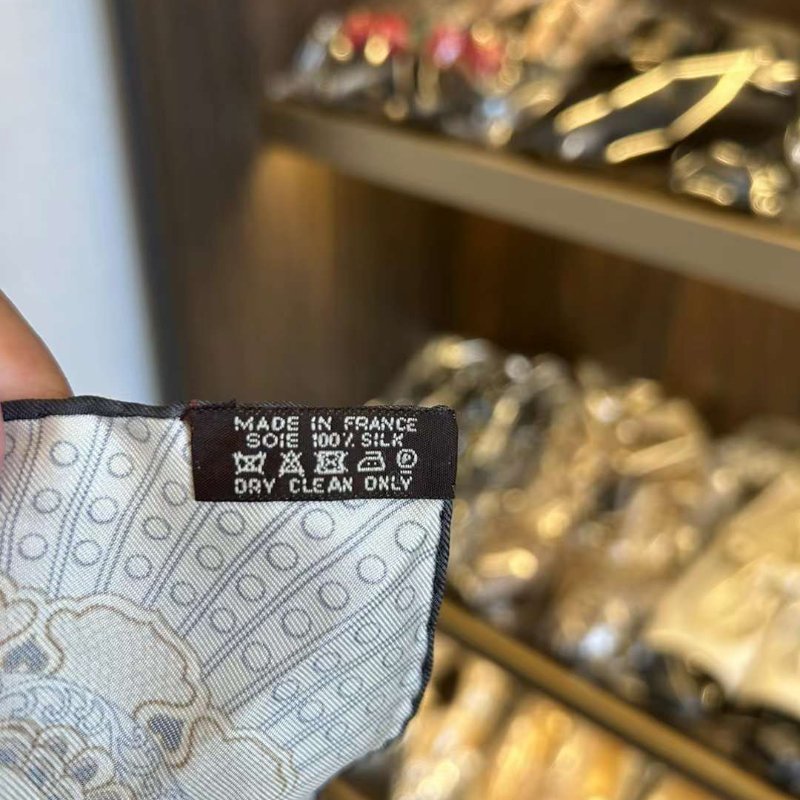 HERMES絲巾 尺寸90x90 武士盔甲 除了配戴也適合裱框收藏-3