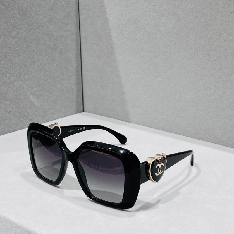 CHANEL 超级重工的一款墨鏡 鏡腿法郎釉愛心logo 打開是小鏡子-1