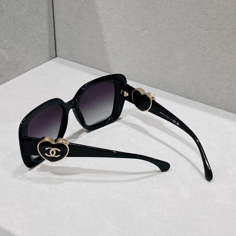 CHANEL 超级重工的一款墨鏡 鏡腿法郎釉愛心logo 打開是小鏡子-2