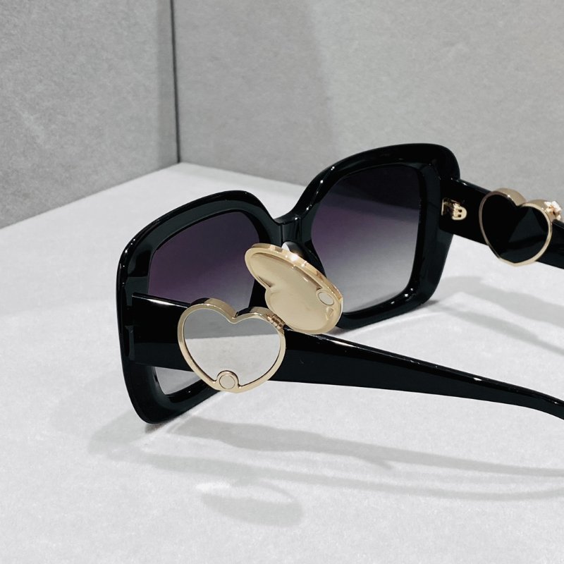 CHANEL 超级重工的一款墨鏡 鏡腿法郎釉愛心logo 打開是小鏡子-3