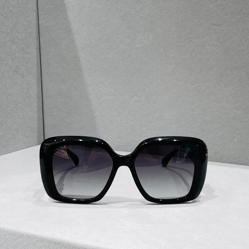 CHANEL 超级重工的一款墨鏡 鏡腿法郎釉愛心logo 打開是小鏡子-4