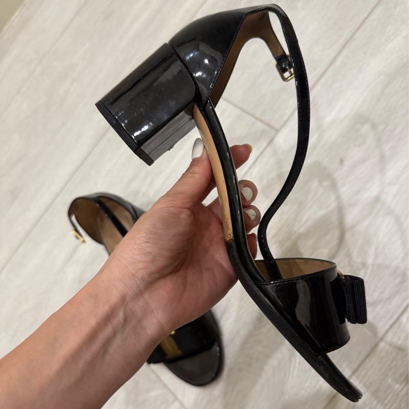 Salvatore Ferragamo經典款蝴蝶結金釦粗根涼拖鞋黑色漆皮7C-4