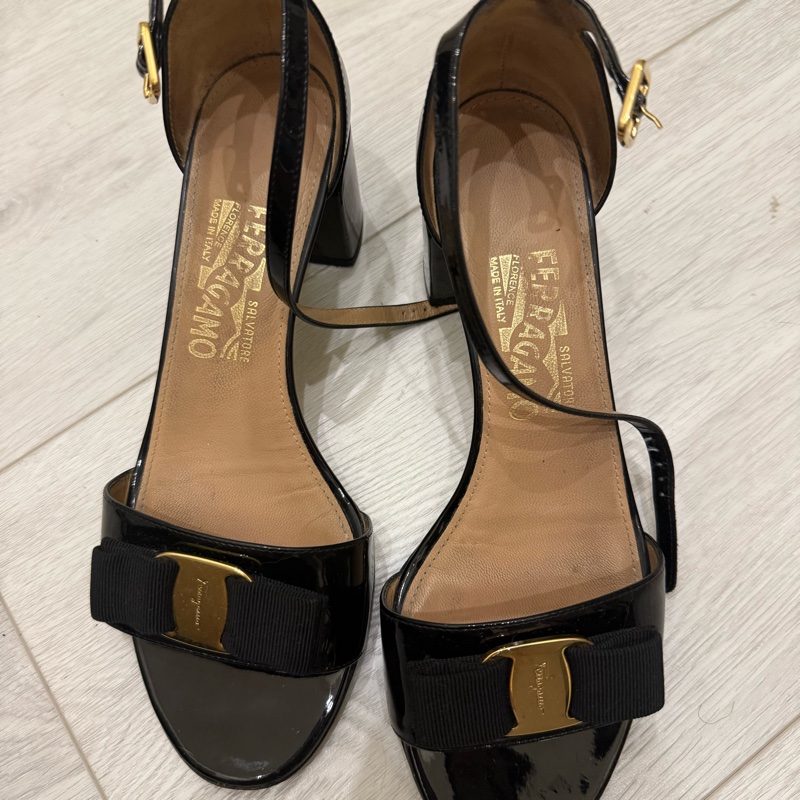 Salvatore Ferragamo經典款蝴蝶結金釦粗根涼拖鞋黑色漆皮7C-10