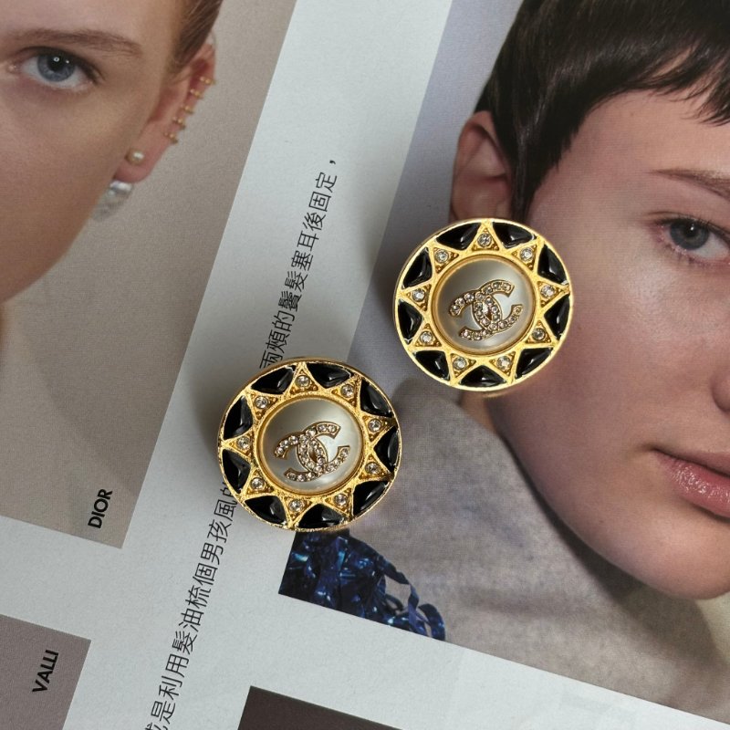 ::CHANEL:: AB2024 金色圓形水鑽珍珠雙C針式耳環-0