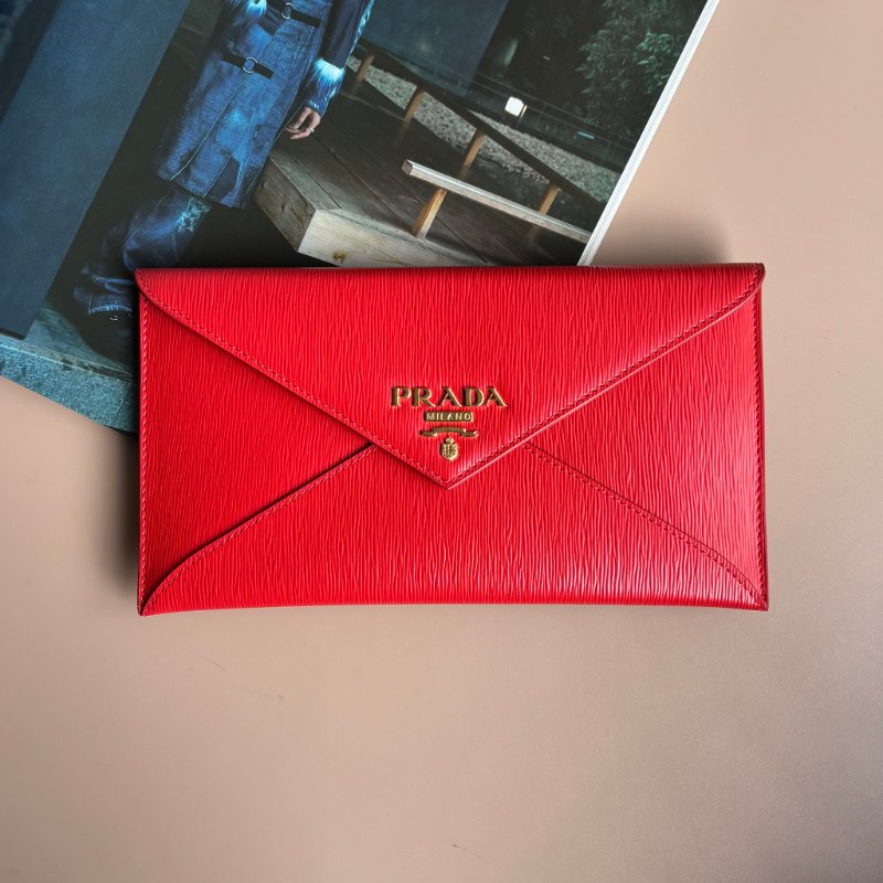 ::PRADA:: Saffiano紅色皮革金LOGO信籤釦式扁長夾 手拿包-1