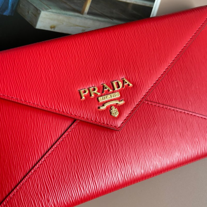 ::PRADA:: Saffiano紅色皮革金LOGO信籤釦式扁長夾 手拿包-2