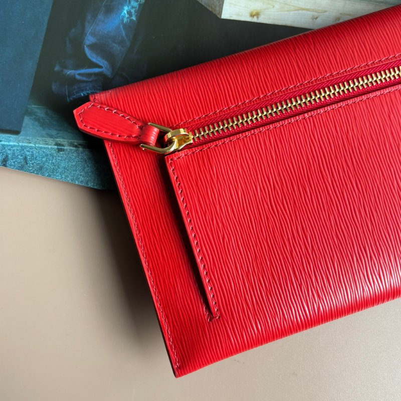 ::PRADA:: Saffiano紅色皮革金LOGO信籤釦式扁長夾 手拿包-8