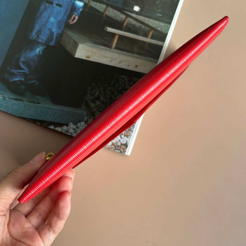 ::PRADA:: Saffiano紅色皮革金LOGO信籤釦式扁長夾 手拿包-9