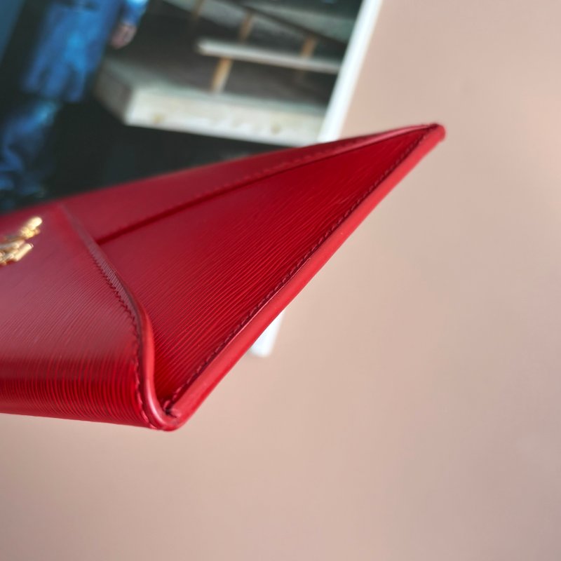 ::PRADA:: Saffiano紅色皮革金LOGO信籤釦式扁長夾 手拿包-11